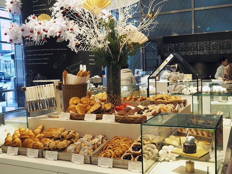 グルメショップ店内。ホテルメイドのケーキやブレッド、サンドイッチやジャムなどが並びます。持ち帰りも、店内での飲食も可能。