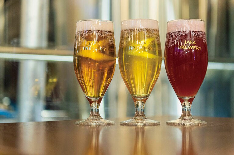 左から、マサラ セゾン W8,000、ブルーベリー メイプルラッシーサワー、チョチョン入りのミ カマ シトラ コルドIPA 各W9,000。