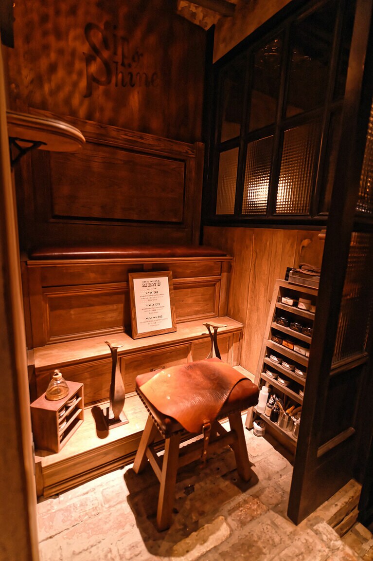 地下の一角にある「シューシャインブース」では、グラスを傾けながら靴を磨いてもらうことができる。磨きの仕上げにはウイスキーが使われるので、靴も一緒にほろ酔いに。女性の利用者も多いそう。サービスは1,000円から。