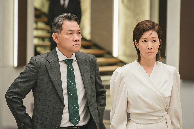 「星から来たあなた」オモニ役でおなじみのナ・ヨンヒ（右）。今回はヘインの母親役としてキム・スヒョンと再共演。©Netflixシリーズ「涙の女王」独占配信中。