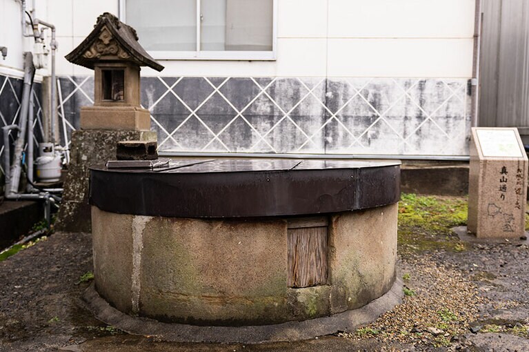 これまで水が涸れたことがなかった敷地内の「石橋の大井戸」。