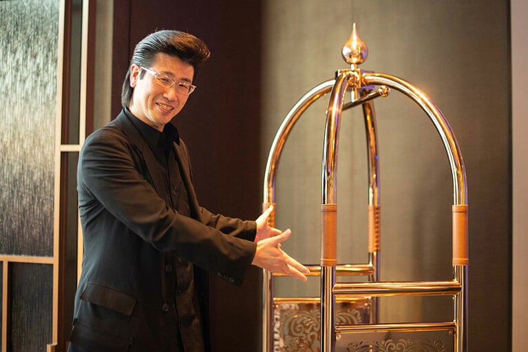 カートを前に熱く語る生沼久総支配人。