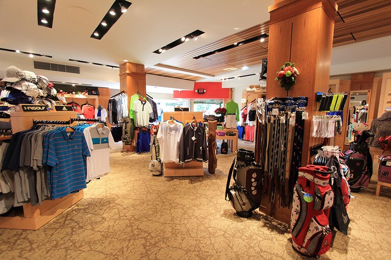 クラブハウスにあるゴルフショップも充実の品揃えだ。