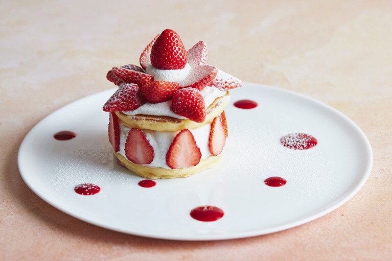ストロベリーガーデンパンケーキ 1,480円。真っ赤な苺をデコレーションしたケーキのようなパンケーキ。シンプルに苺の美味しさを楽しめるよう、パンケーキには上質なクリームとバニラアイスだけをサンド。