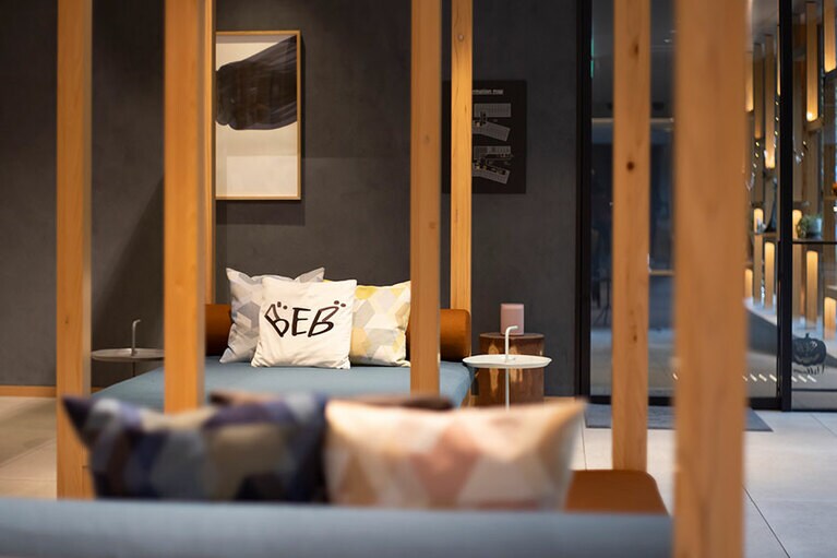 靴を脱いでくつろげる「BEB5軽井沢」のヤグラソファは、もはや第2の客室。