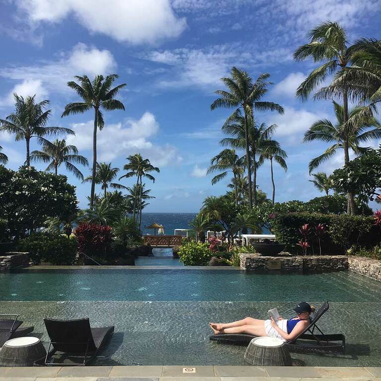 「モンタージュ」のプール。絶景にいながらこの余裕。こんな大人になりたいものです！　リゾートとは、景色になじむ自分を見つける場所かもしれないなあ。