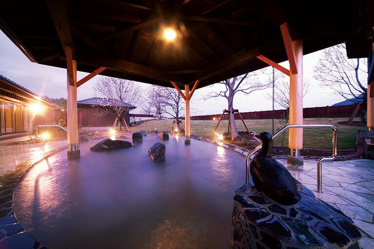 開放感ある庭園付き露天風呂。