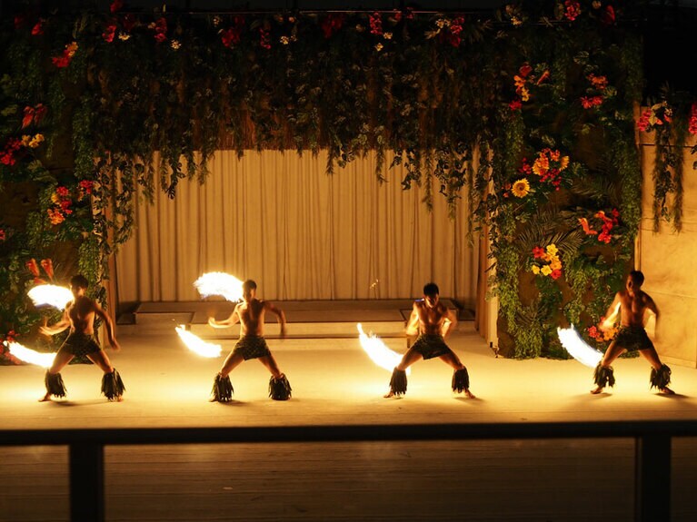 スパリゾートハワイアンズでの「ファイヤーナイフダンス」の歴史は50年になる。