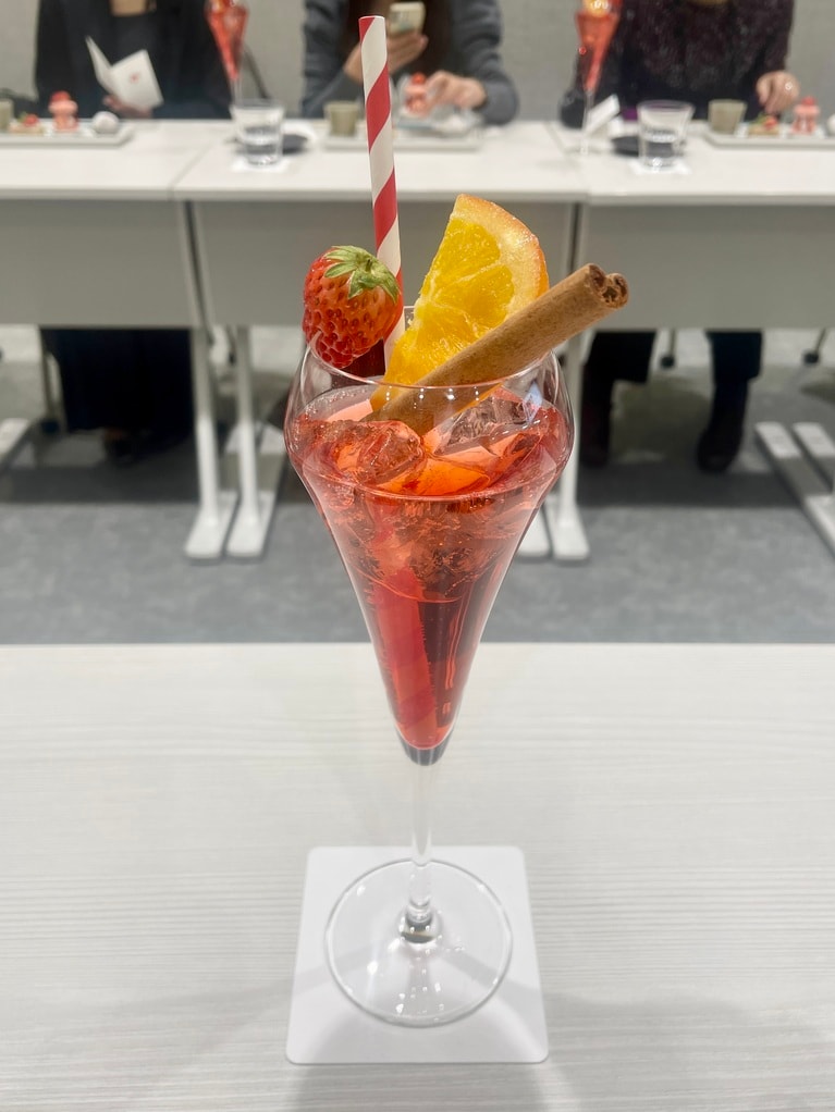 季節限定ドリンク「苺華スパークリング」（ノンアルコール）付きのオプションプランは6,700円。