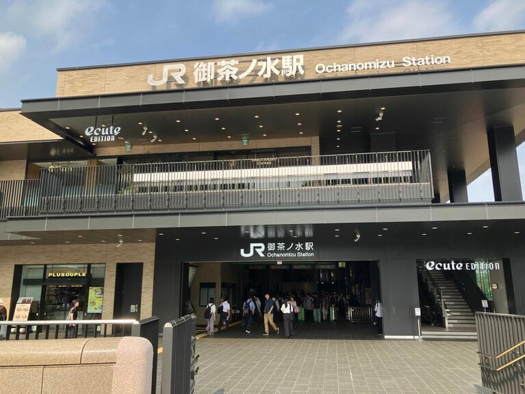 聖橋口には大きな改札口が