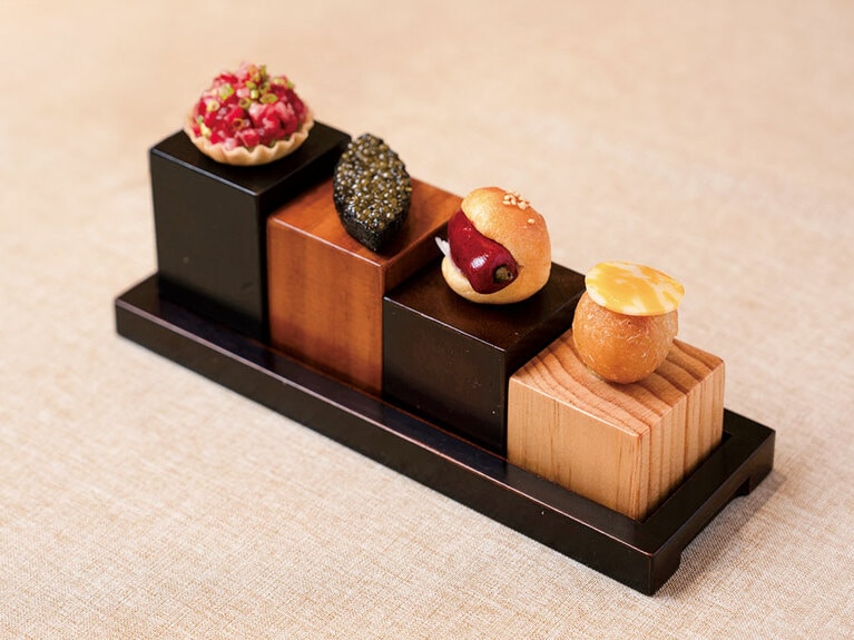 ディナーコースから。スターターは「ジュジョンブリ」、つまりおやつ。奥から、ユッケのタルト、キャビアごはん、ポークリブ、ホットック。