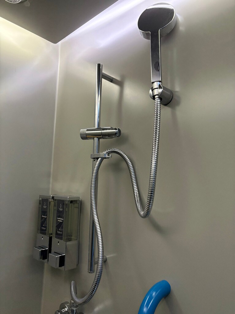 トイレと併設のハンドシャワー。バスアメニティも用意。