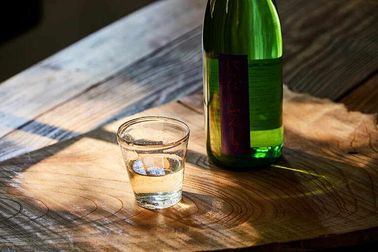 酒だけでなく農業もおこなう仁井田本家。リジェネラティブ・オーガニック認証（土壌の健康、労働者の人権、動物福祉を三本柱とする包括的な国際認証）を目指しており、自然米100％、天然水による酒造りにこだわる。醸すときに使用する木桶は、自社森のスギを伐採し、地元の若い大工に製作を依頼したもの。発酵の概念を酒だけでなく、地域にまで広げている。写真：Taro Terasawa（C）2023Patagonia, Inc.