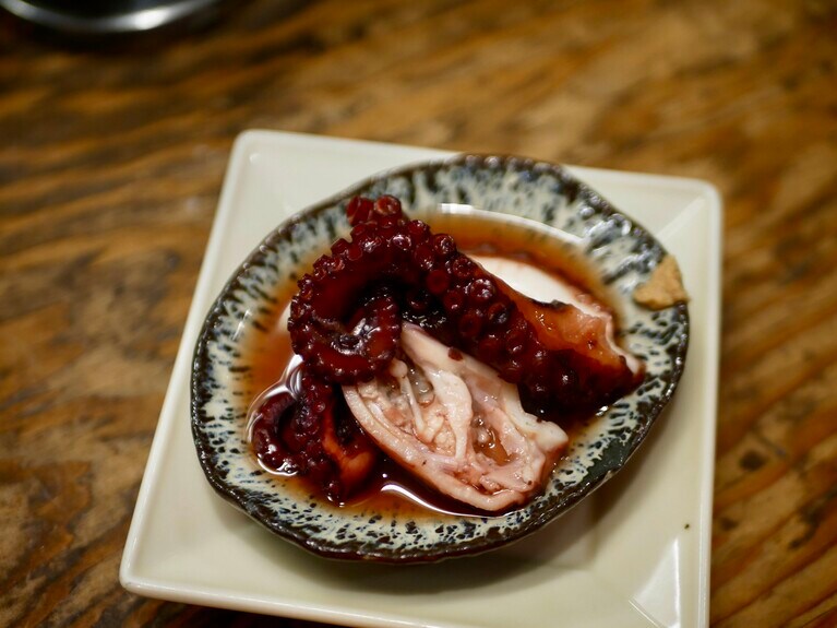 明石に来たらそりゃ名物・たこも食べたい。「なんでこんなに柔らかく煮られるの」と毎度誰かがカウンターでつぶやいている。