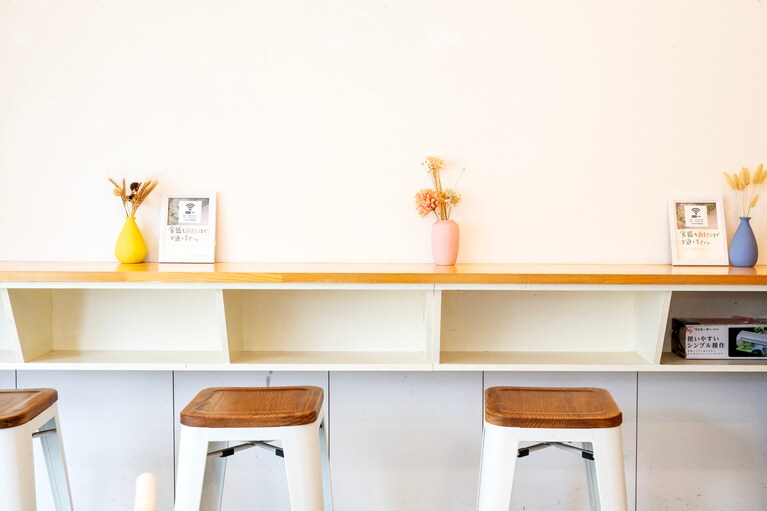 カウンターで料理を受け取るスタイル。