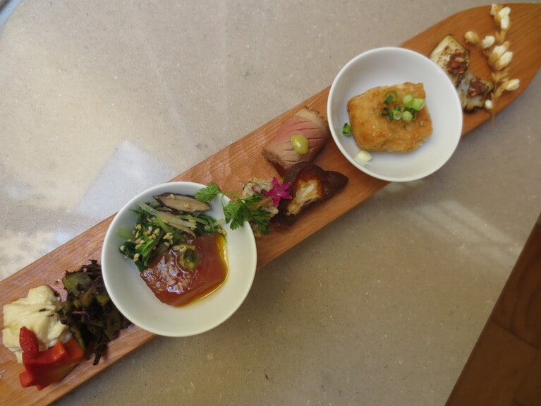 「京都の味を少しずつ」（取材時は、左から、つまみ湯葉、山くらげ赤紫蘇和え、ヅケマグロの卵黄かけ、白和え、干し柿のクリームチーズ射込み、鴨ロースのべっ甲卵巻き、揚げ出し胡麻豆腐、伝助穴子の炙り）の後、「炊き立てご飯」「おそうめん」「生薬ジェラート」と続きます。