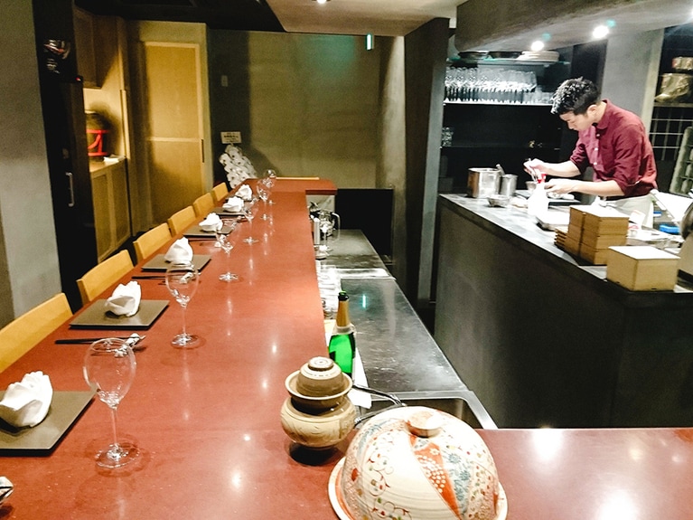 あらっ、外の喧騒とはがらりと印象を変えたインテリア。なんか、よさそうだぞ。