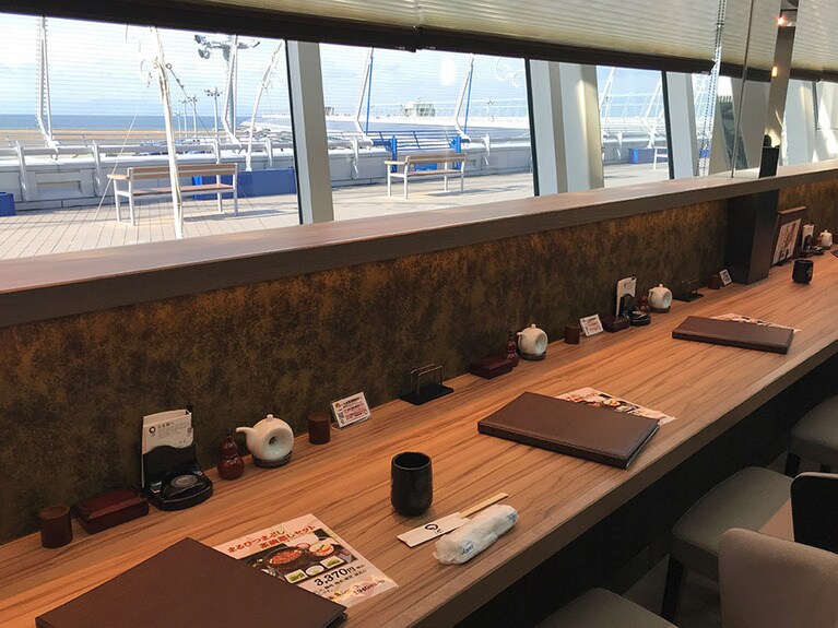 ボックス席もあるけれど、スカイデッキに面したこちらのカウンター席なら飛行機を眺めながら食事できる。