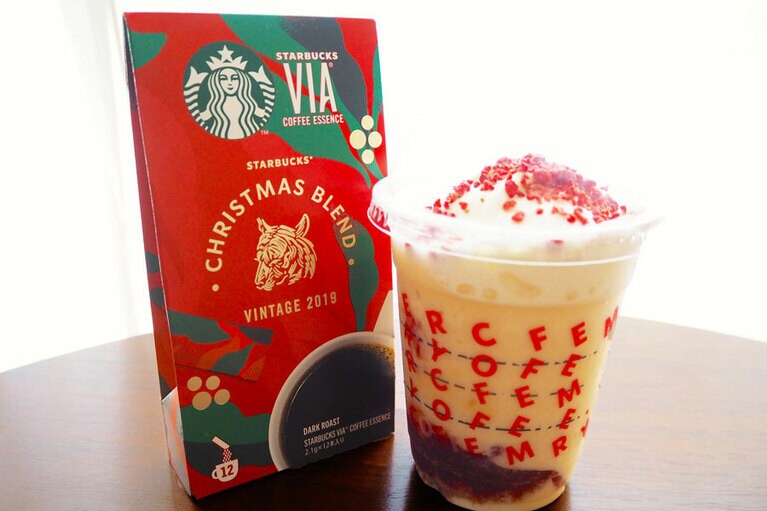 スタバ冬季限定の「スターバックス ヴィア コーヒーエッセンス クリスマスブレンド」(写真左、1,250円)と「メリーストロベリーケーキフラペチーノ」(写真右、590円)。