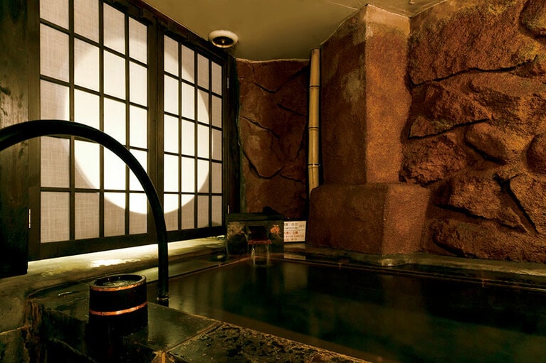 【黒川温泉 いこい旅館】岩の壁に囲まれた貸し切り風呂・月灯の湯。お月見気分で入浴を。