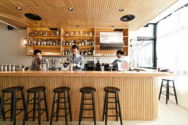 カウンターの中には、プロフェッショナルなバリスタとバーテンダーがいて、コーヒーもカクテルも最高のものが提供される。