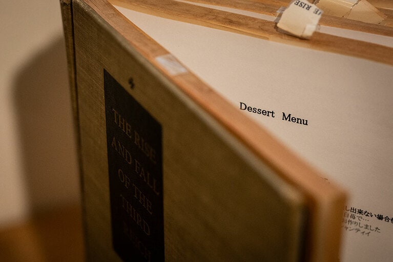 メニューは古い本。開くところから物語が始まる。