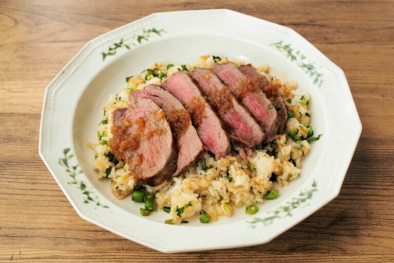 春菊のガーリックライス、ステーキのっけ。