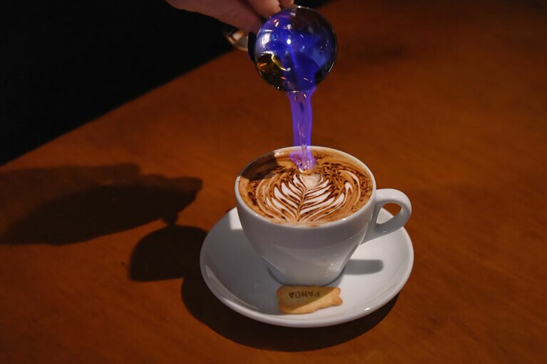 「シュゼットカプチーノ」1,100円。丁寧に淹れたカプチーノを、そのままでひとくち味わった後に、火をつけたグランマニエを目の前で流し込んでもらえるドラマティックなホットカクテル。クレープに火をつけるデザート「シュゼットクレープ」から着想を得たという。