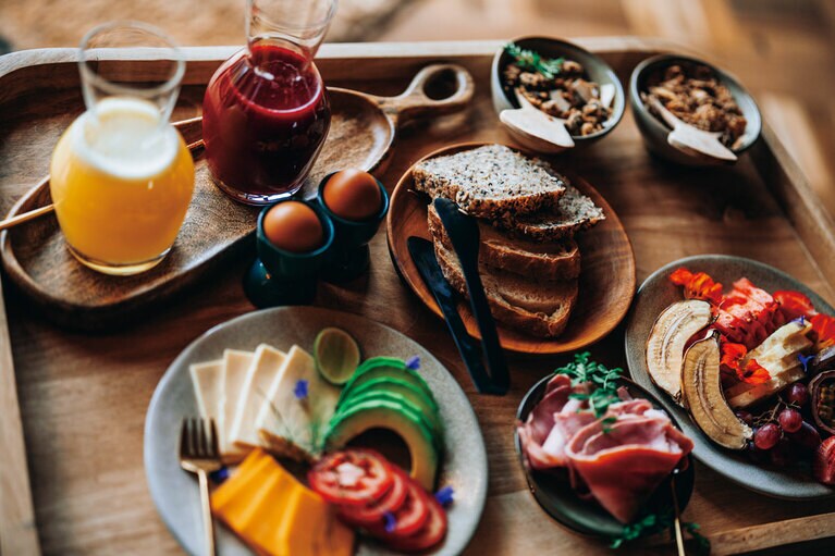 朝食は午前6時前から提供。トレッキング前のエネルギーチャージだ。©Wilderness