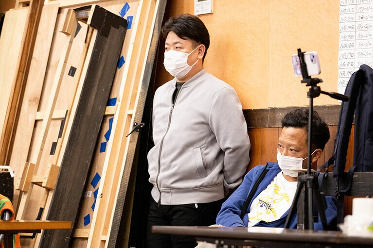 演出席の市川青虎さん(左)、市川猿之助さん。