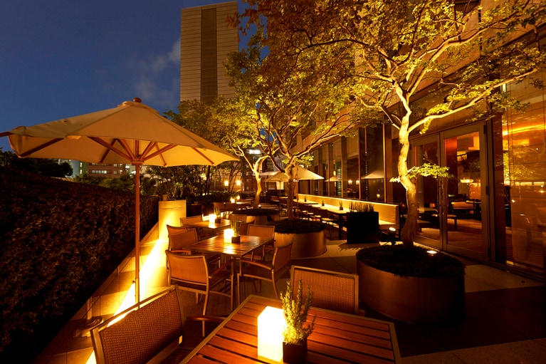 ライトが灯るフレンチキッチンのテラス席で特別な体験を。