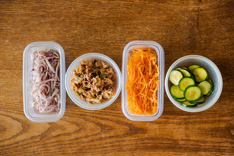 左から、もやしナムル、サバのキムチあえ、にんじんナムル、ズッキーニナムル。