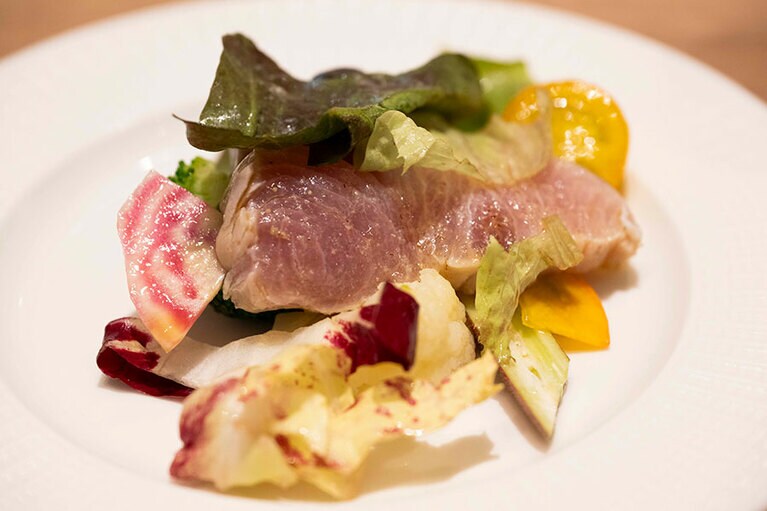 「本日のカルパッチョ　季節野菜のサラダ仕立て」。