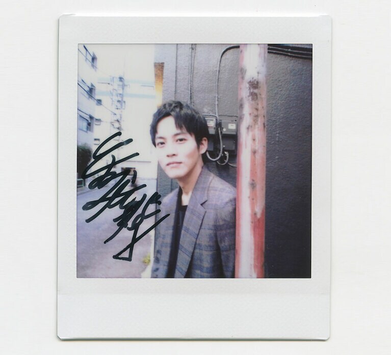 読者プレゼントの松坂さんのポラロイド写真。ぜひ「CREA」11月号を買ってご応募ください！