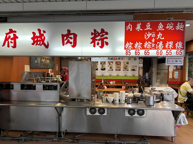 台湾らしい屋台風の店構え。ローカルな雰囲気を感じながら食事ができます。