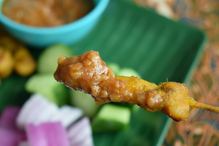 千葉県産のピーナッツがごろごろ入ったソースは、口に入れた瞬間はふわっと甘く、口に残るのはレモングラス、ターメリックリーフなどのさわやかなハーブの香り。