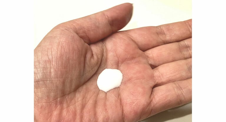 傾けると流れるくらいのゆるさのあるテクスチャー。伸びも肌へのなじみも速い。