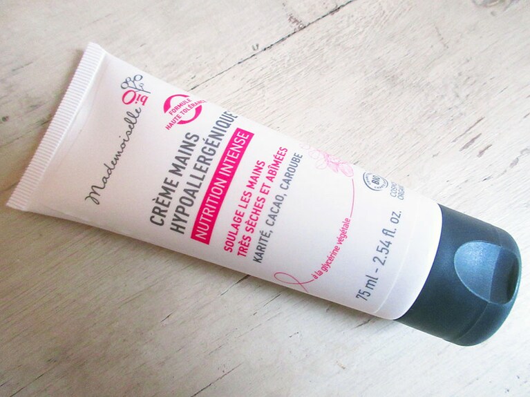 【CRÈME HANDS Mademoiselle biO】乾燥から手を守ってくれるハンドクリーム 75ml 6.90ユーロ。