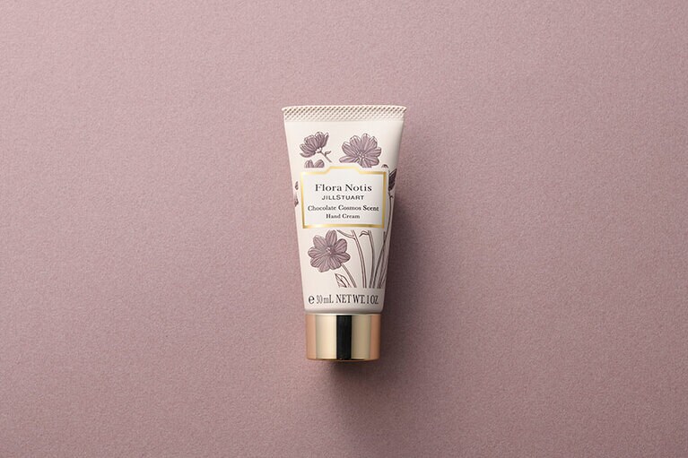 フローラノーティス　ジルスチュアート チョコレートコスモス　ハンドクリーム 30g 2,200円(限定発売中)。