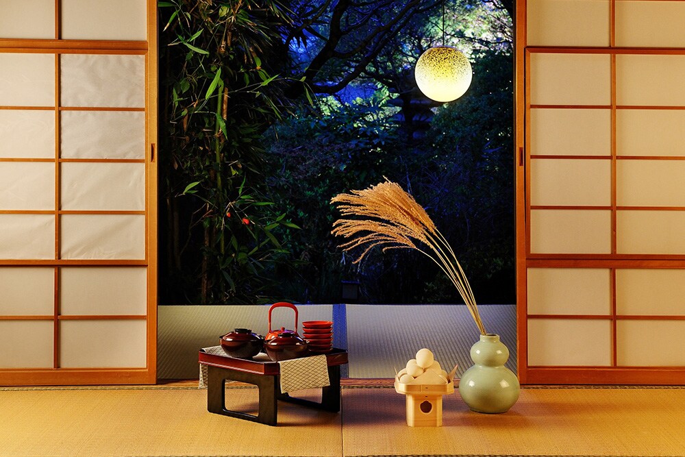 加賀の伝統工芸品などに囲まれて、しっとりと風流な時間が過ごせる“観月茶会”は、2018年11月4日(日)までの開催。宿泊ゲストであれば、予約なし・無料で参加できる。