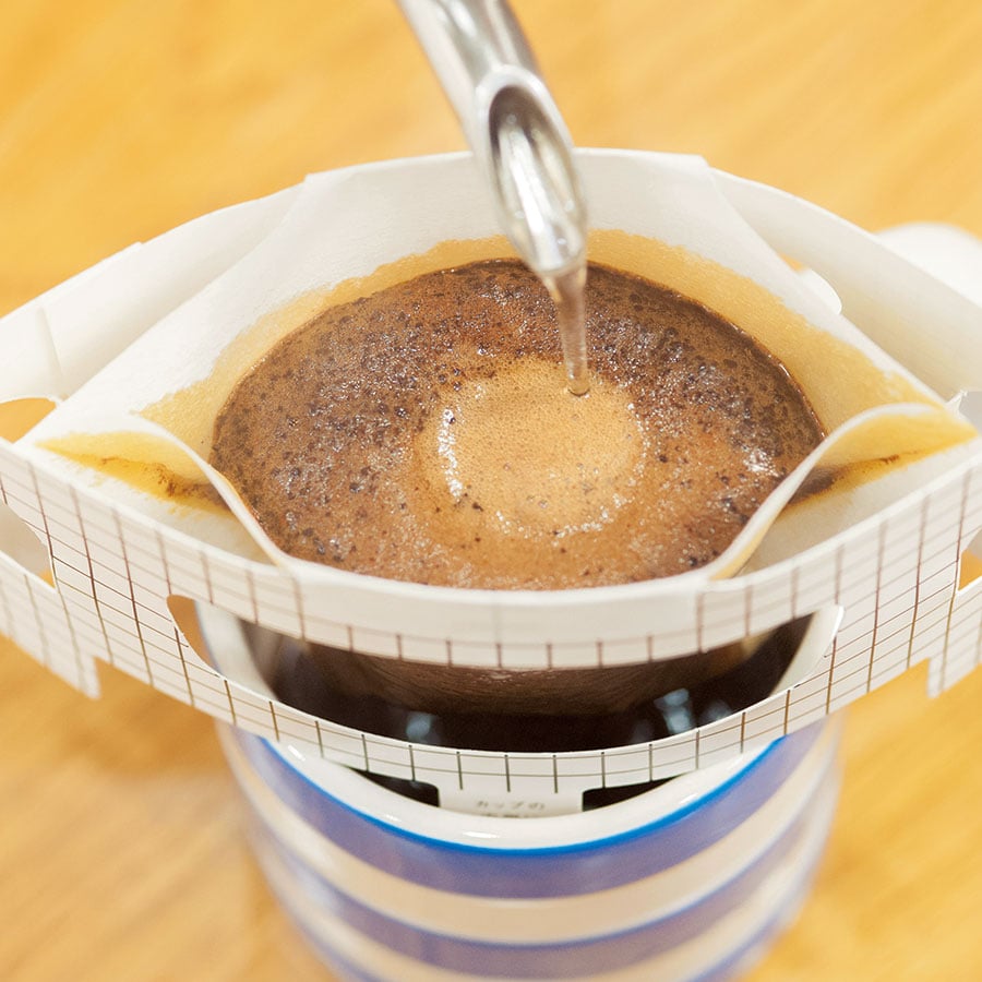 【おいしいコーヒーの淹れ方】(3) 中心から円を描くようにお湯を注ぐ。