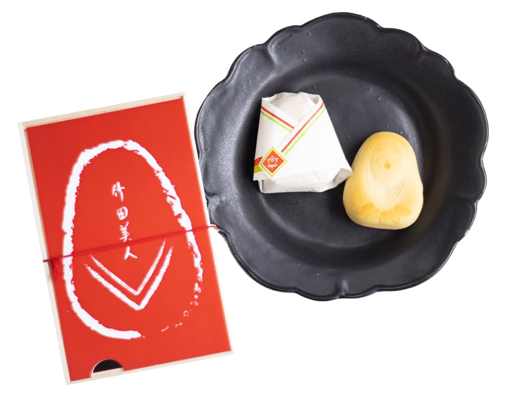 柚子風味、白あんの焼き菓子「竹田美人」。姫だるまをモチーフに、着物を着たように包装。3個入り740円。