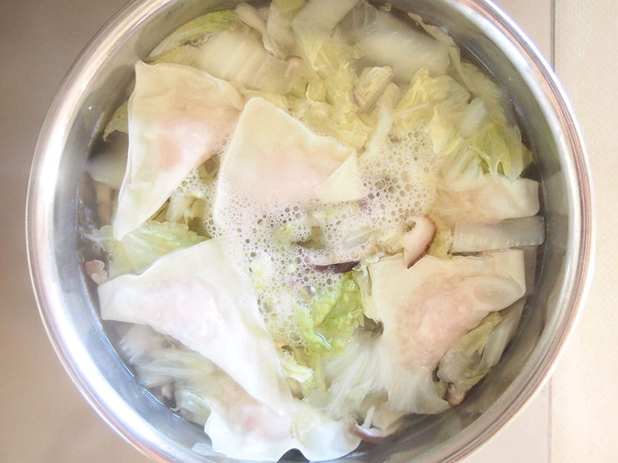 (5) 鍋に［B］の食材、(1)の白菜、スライス干し椎茸を入れて加熱します。沸騰したら(4)のワンタンを入れて加熱します。