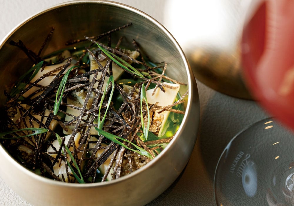ふっくらと酒蒸しした日本産アワビに枝豆と食用プランクトンを合わせ、黒トリュフをたっぷりかけた一品。
