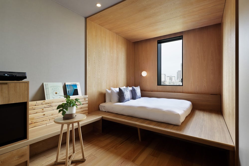 キャビンフロア(木造フロア)の客室例。“木”を強調し、余計な意匠を削ぎ落したシンプルな空間。