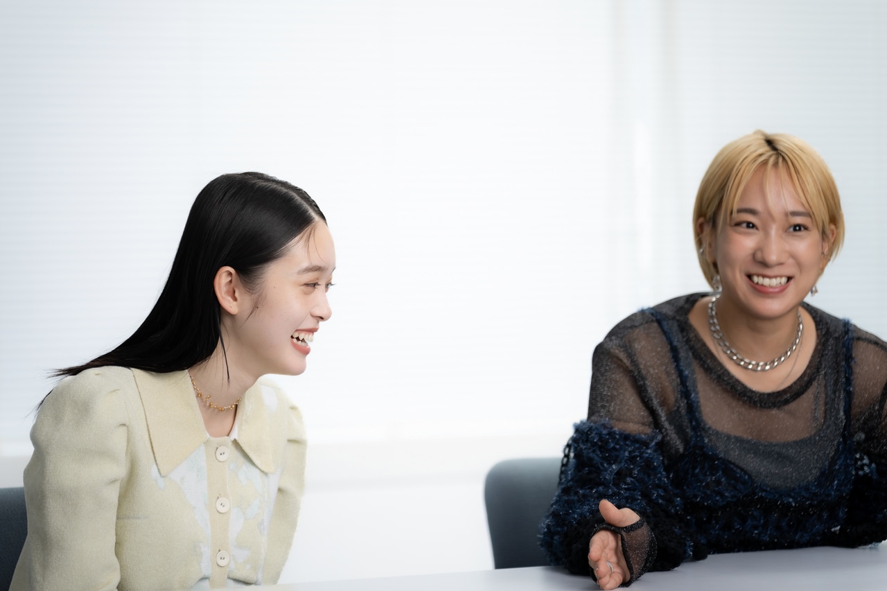 髙石あかりさん（左）、伊澤彩織さん（右）。