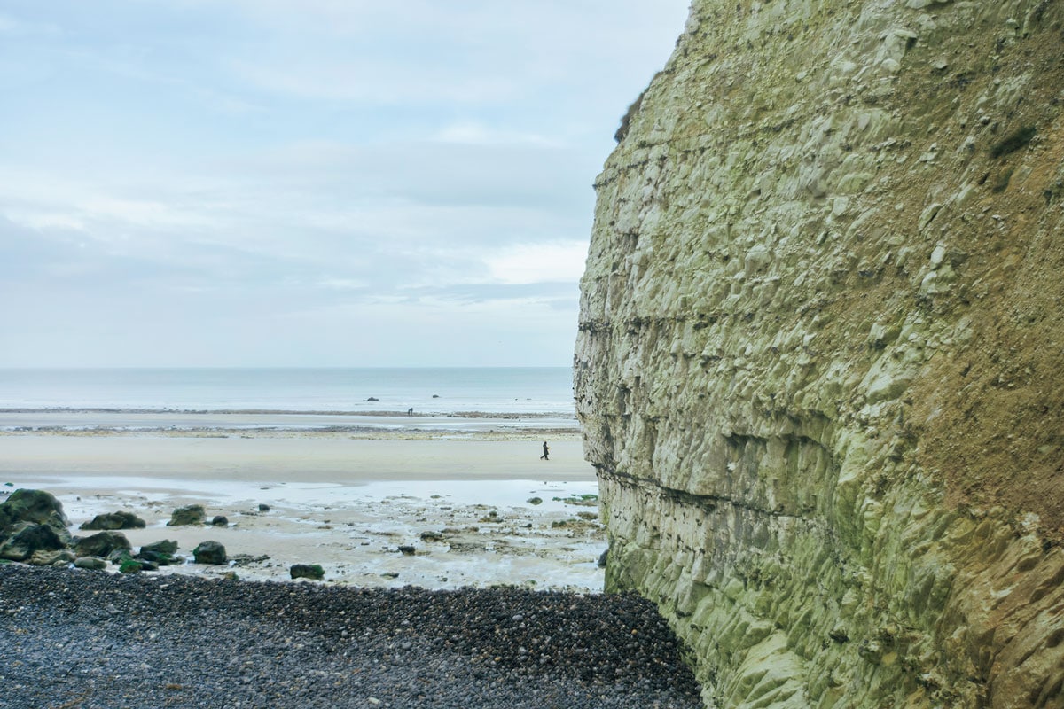 ヴァランジュヴィルの崖下、石灰質の岩肌の色がディエップ寄りと随分違う。