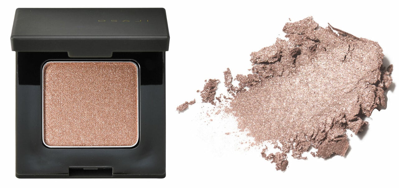 d09 Sunanoshiro〈砂の城〉。サッとひと塗りで陰影と彫りが表れる、スパークルベージュ。色とりどりのラメがぎっしりなので、暗くなりすぎない。