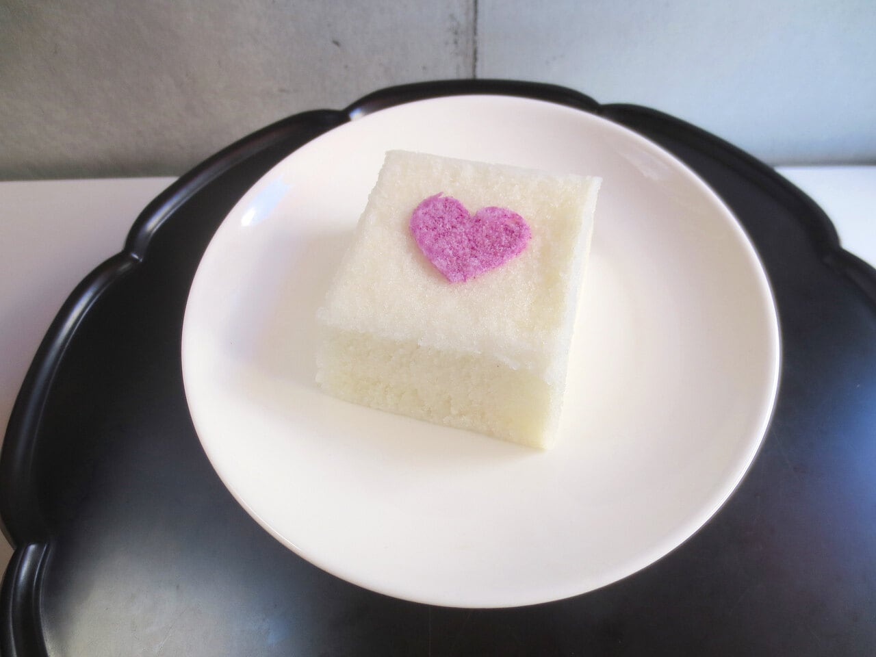 「白 ソルギ」420円。ソルギは、米粉に砂糖を加えて蒸した伝統的な餅菓子。食べる際には蒸すかレンチンして。