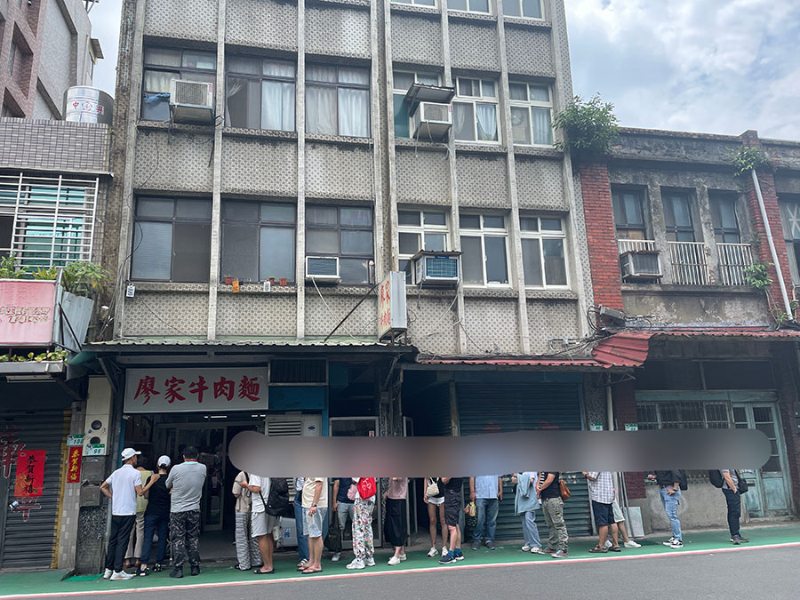 開店後約15分でこの行列。常に人が並んでいます。